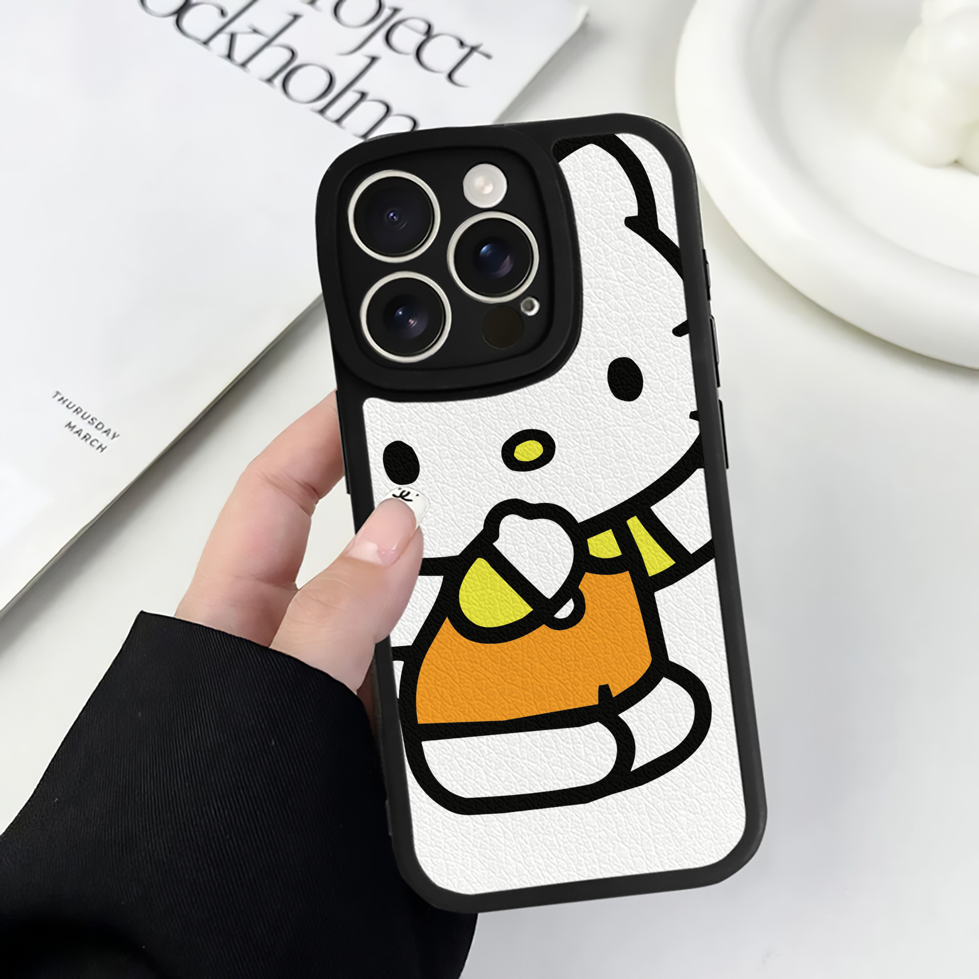 （画像用） Hello Kitty ハローキティ 【iPhone 16シリーズ対応】シリコンスマホケース（レザー調） 材質：シリコン